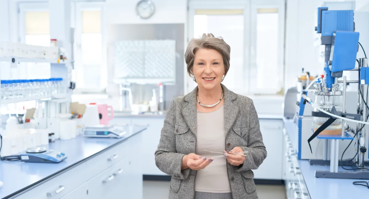 Na zdjęciu Irena Eris w swoim laboratorium. Foto: archiwum Dr Irena Eris S.A.