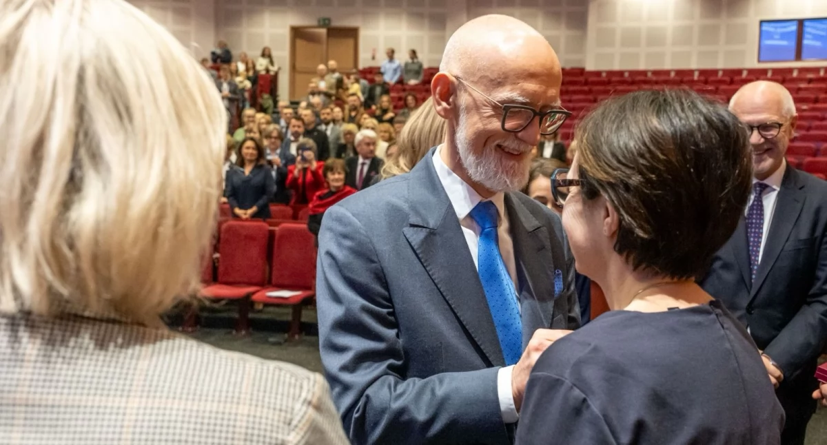 Na zdjęciu: wiceminister zdrowia Tomasz Maciejewski odznacza pracowników naukowych WUM. Foto: MZ/WUM