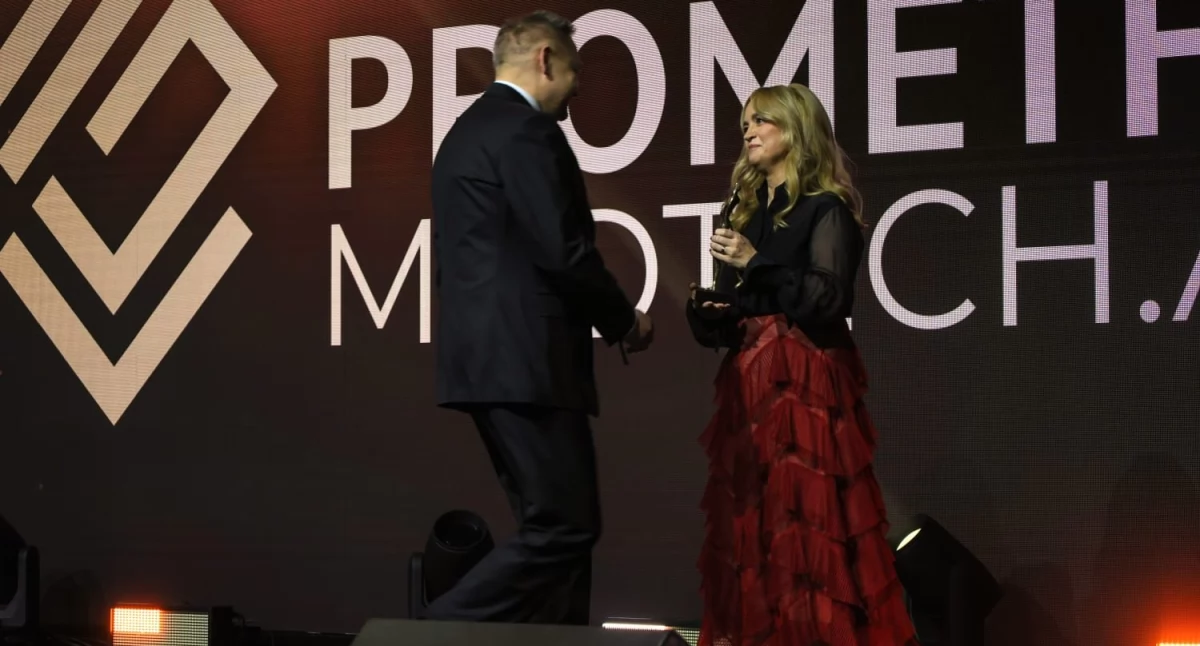 Minister zdrowia Jolanta Sobierańska-Grenda wręcza nagrodę podczas gali Wektory 2025. Foto: MZ 