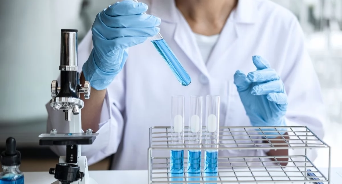 Opracowany preparat opiera się na połączeniu nanocząstek srebra i naftochinonu. Foto. Canva