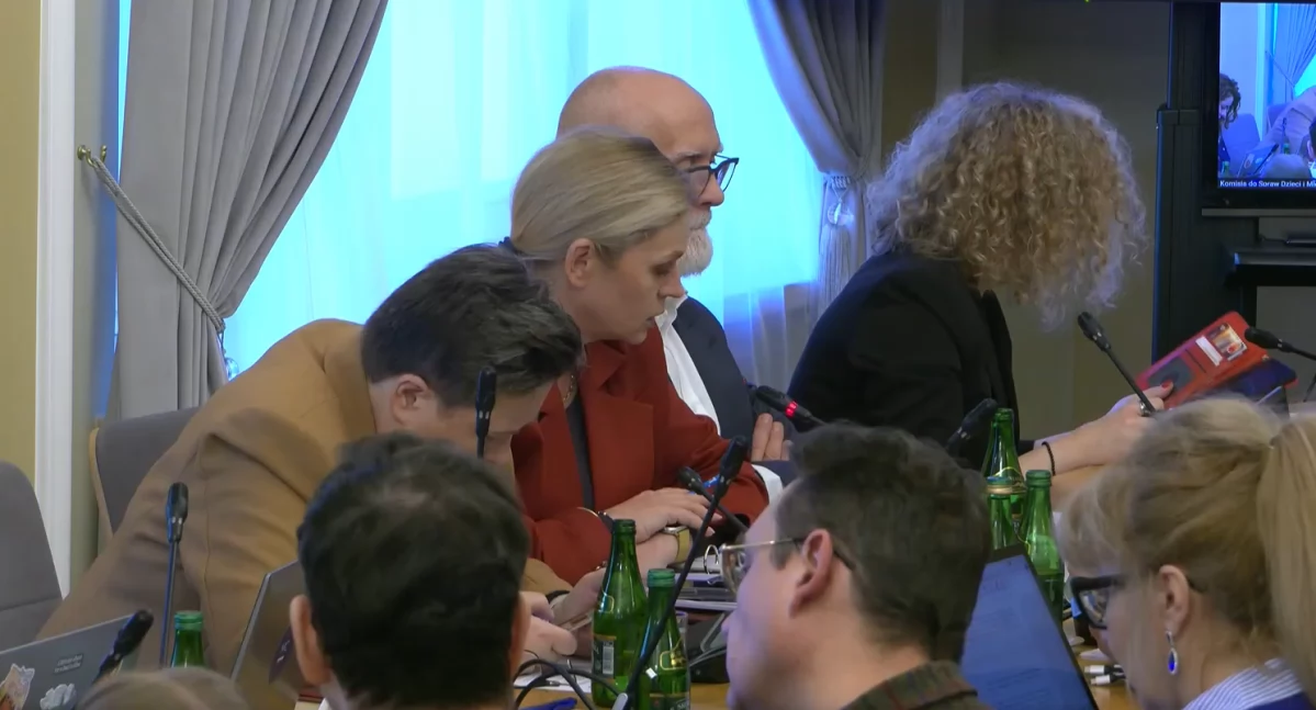Minister edukacji Barbara Nowacka i wiceminister zdrowia Tomasz Maciejewski podczas obrad Komisji ds. Dzieci i Młodzieży. Foto: screen z obrad Sejmu