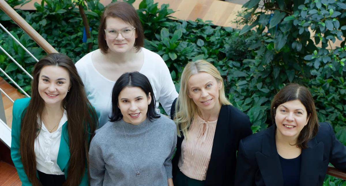 Od lewej współtwórczynie technologii: mgr Aleksandra Krajcer, dr n med. Ewelina Grzywna (z tyłu), dr Alicja Hinz (z przodu), dr hab. Joanna Lewandowska-Łańcucka, prof. UJ, dr hab. Monika Bzowska, prof. UJ.  Foto. CITTRU/dr Beata Wyżga