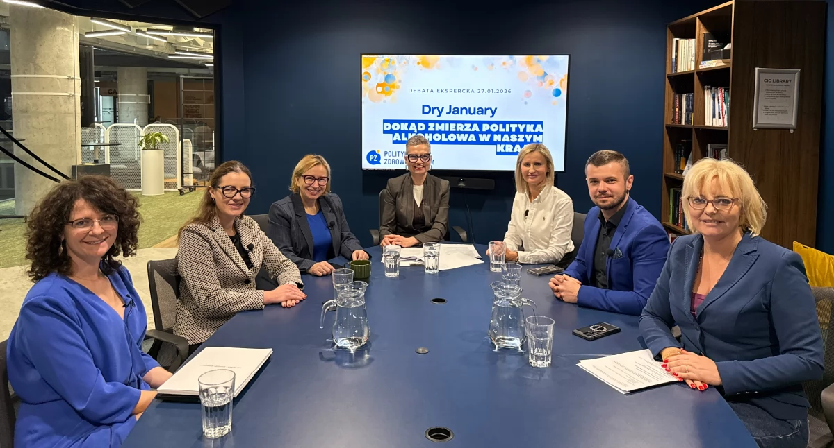 Na zdjęciu (od lewej): Paulina Kumkowska, Wioleta Tomczak, Joanna Wicha, Małgorzata Hnat, Anna Dela, Dawid Panek, Katarzyna Łukowska. Foto: PolitykaZdrowotna.com