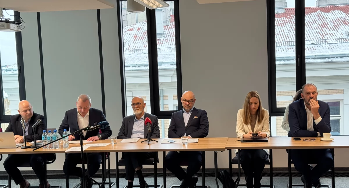 Na zdjęciu (od lewej): Paweł Florek, rzecznik prasowy NFZ; prezes AOTMiT Daniel Rutkowski; wiceminister zdrowia Tomasz Maciejewski; prezes NFZ Filip Nowak; jako ostatni wiceprezes NFZ Jakub Szulc 