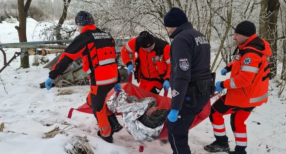 Gdy rezerwy energetyczne się wyczerpią, dreszcze ustają, a temperatura ciała dalej spada. Foto. Policja