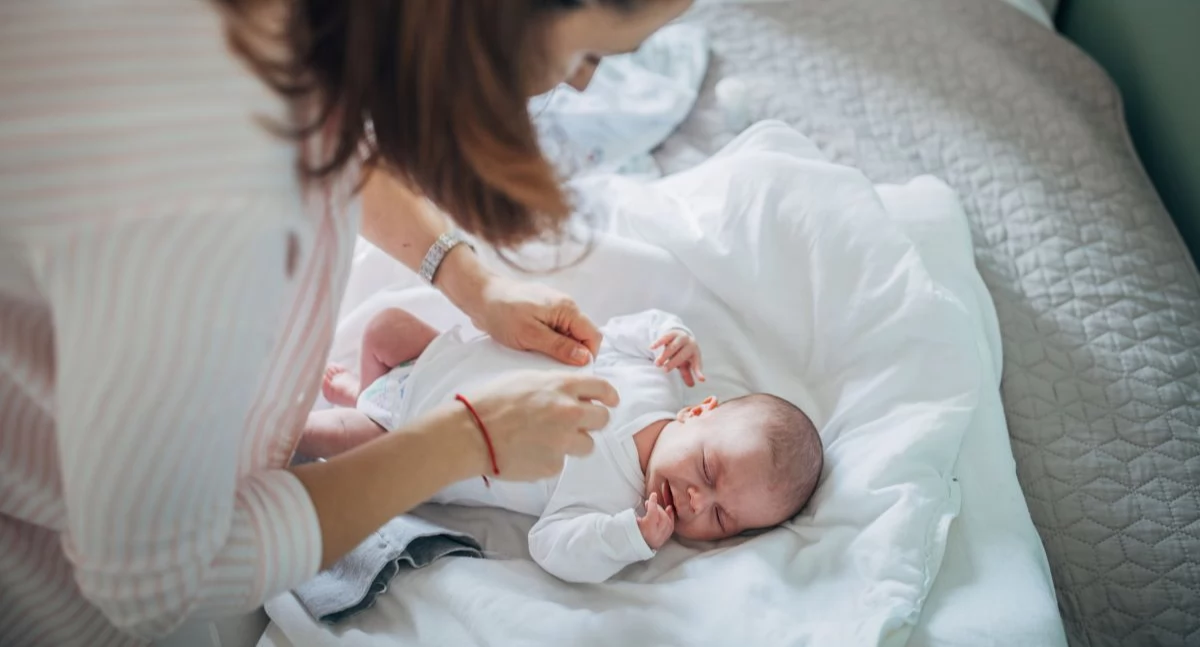 Dyskusja wokół szczepienia noworodków przeciw gruźlicy w pierwszej dobie życia pojawiła się po uruchomieniu we wrześniu 2025 r. Foto. Canva