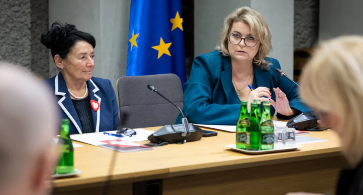 Na zdjęciu (od lewej): prof. Alicja Chybicka i senator Agnieszka Gorgoń-Komor. Foto: Tomasz Paczos, Kancelaria Senatu