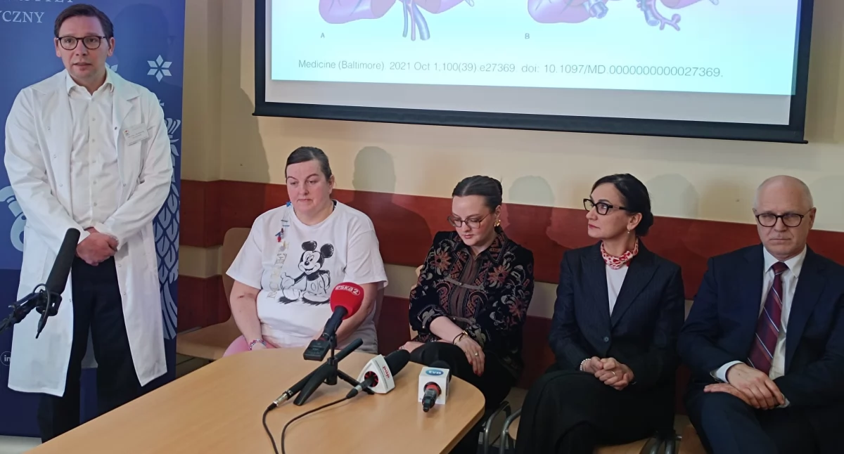 Na zdjęciu (od lewej): Prof. Michał Grąt, pacjentka, pani Małgorzata, Magdalena Kramska, Marzena Kowalczyk, prof. Rafał Krenke. Foto: Małgorzata Hnat/PolitykaZdrowotna.com