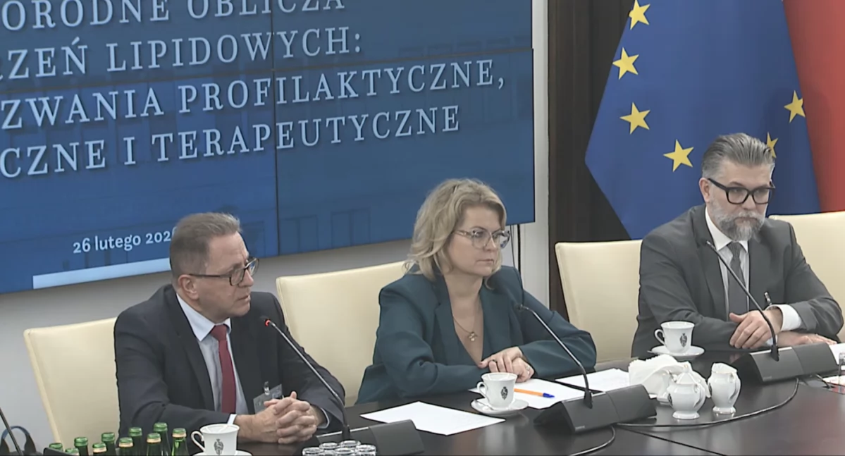 Na zdjęciu (od lewej): prof. Robert J. Gil, senator dr Agnieszka Gorgoń-Komor, prof. Maciej Banach. Foto: Małgorzata Hnat/PolitykaZdrowotna.com