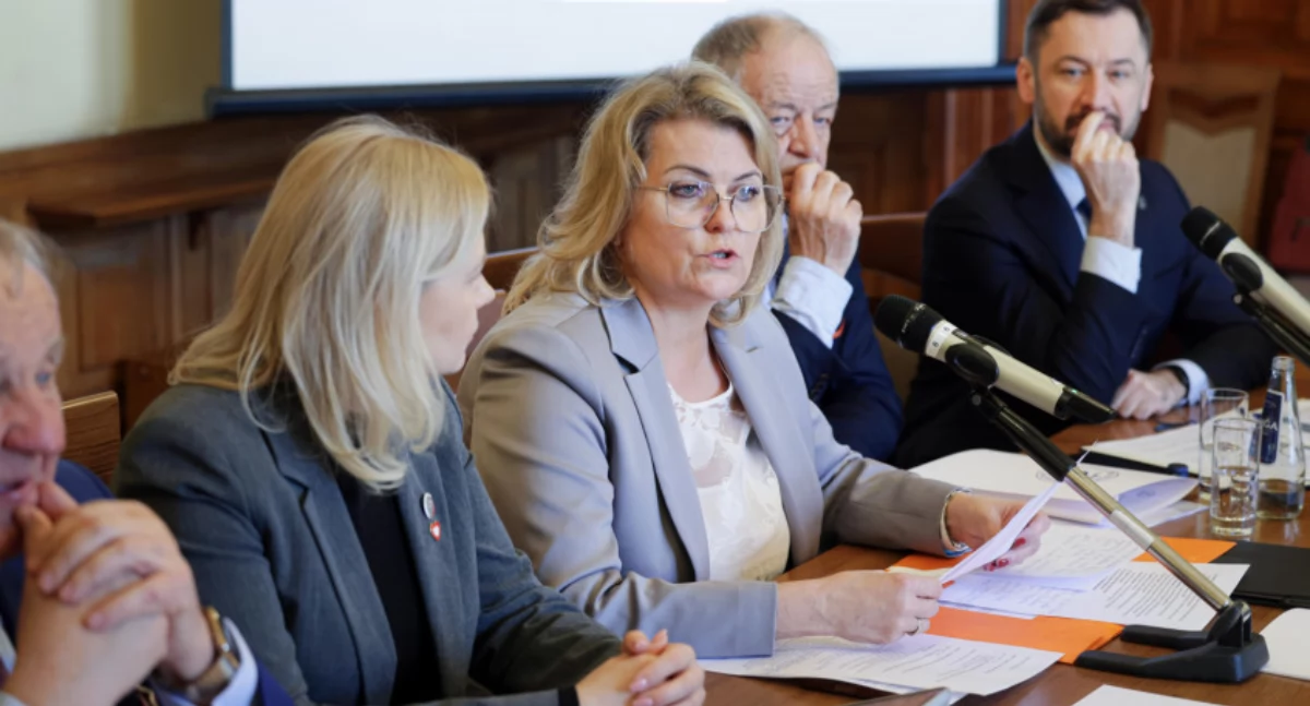 Na zdjęciu (od lewej): Senatorowie: Władysław Komarnicki, Monika Piątkowska, Agnieszka-Gorgoń-Komor, Jerzy Fedorowicz, i prezydent Krakowa Aleksander Miszalski. Foto: Tomasz Paczos, Kancelaria Senatu