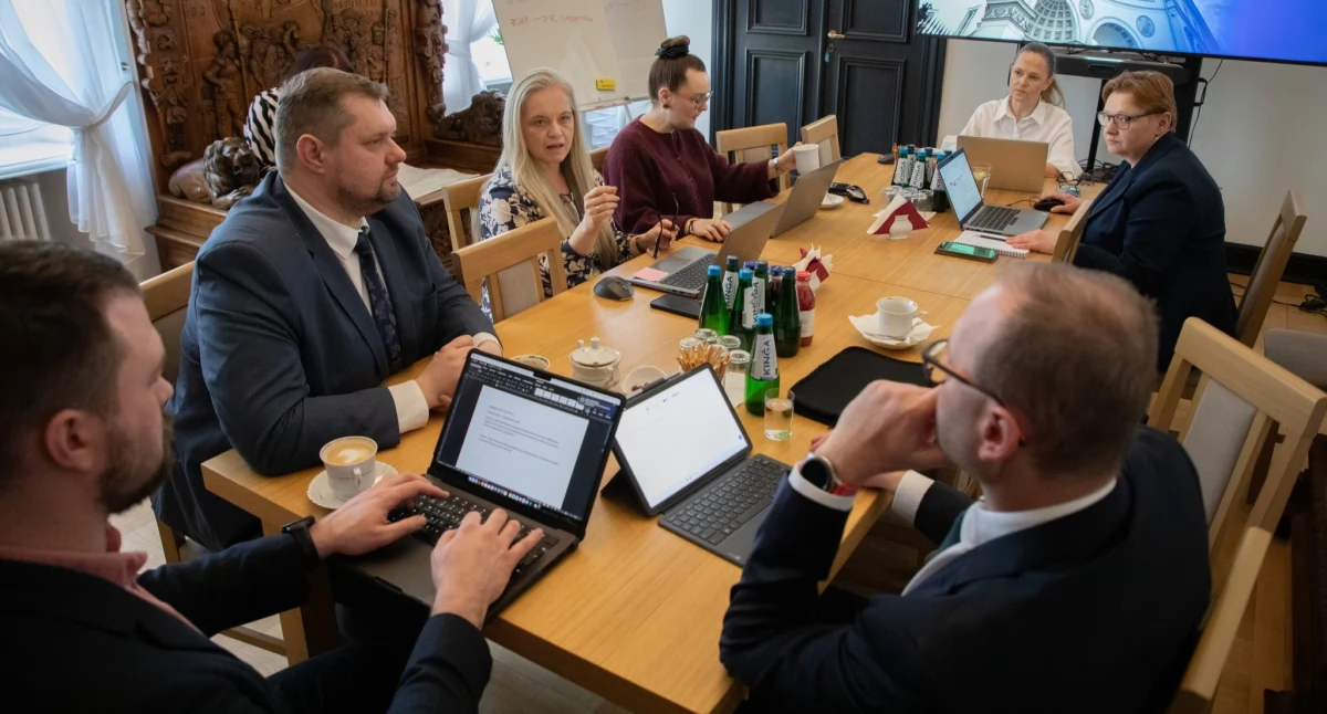 Spotkanie w MZ poświęcone uporządkowaniu zasad pracy ratowników medycznych w szpitalach. Foto: MZ