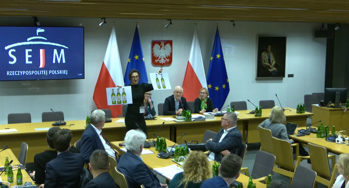 Na zdjęciu: w centrum: Katarzyna Garbowska, psychoterapeutka ze Stowarzyszenia Wolni od Nałogów, prezentująca reklamy oranżad dla dzieci i butelki z piwem. Komisja: Wioleta Tomczak, Grzegorz Napieralski i Joanna Wicha