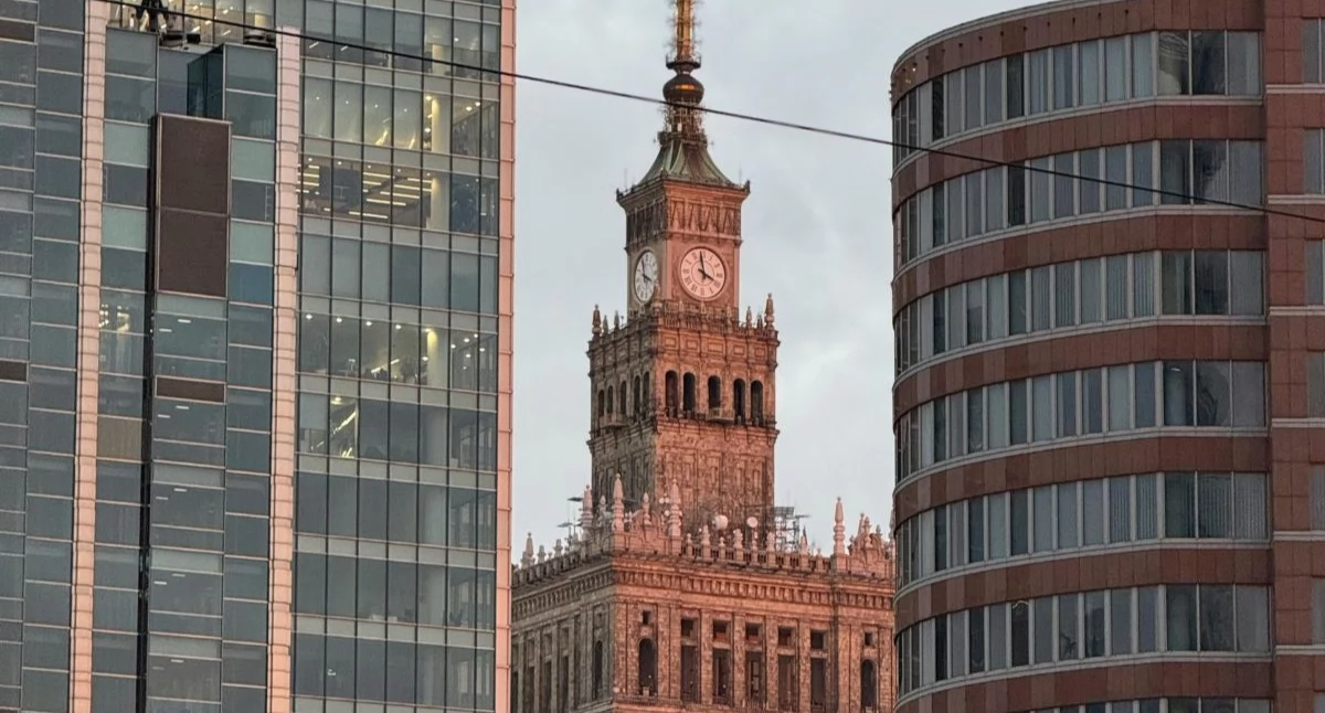 PKiN zostanie podświetlony na czerwono. Foto. Canva