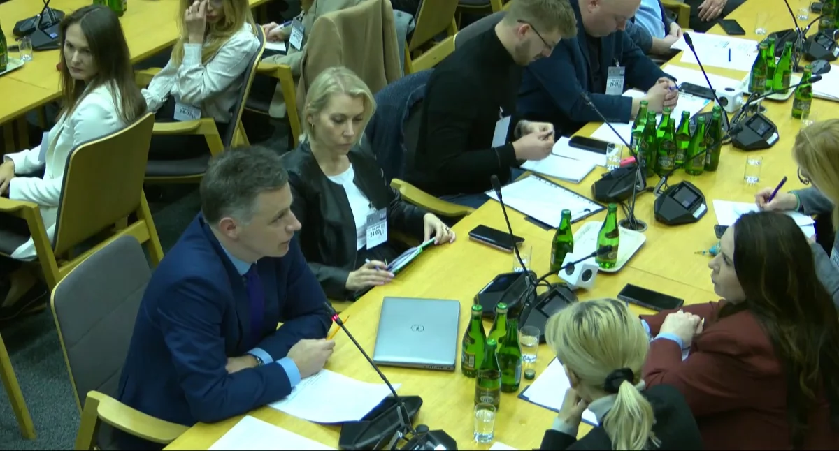Na zdjęciu: w centrum mówi Kuba Sękowski z MZ. Foto: Małgorzata Hnat/PolitykaZdrowotna.com