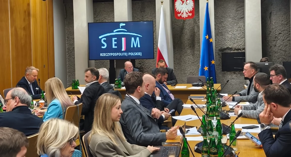 Apteki, farmacja, „Apteka pacjenta” Apteka aptekarza Burzliwa debata Sejmie deregulacją prawa farmaceutycznego - zdjęcie, fotografia