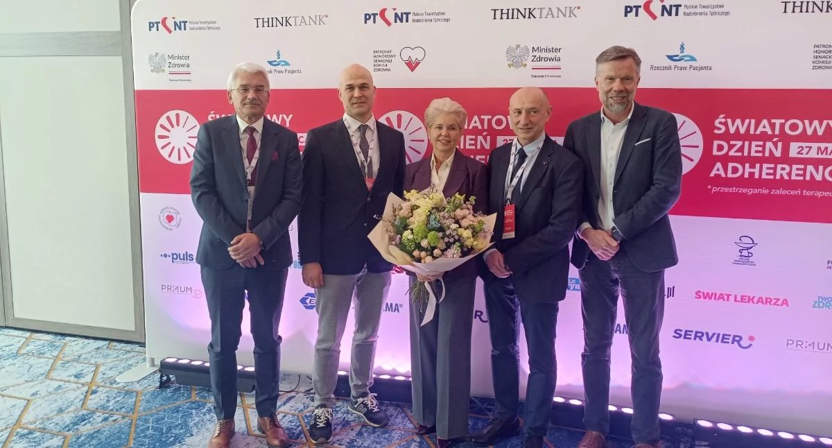 Na zdjęciu: paneliści, w tym organizatorzy, Światowego Dnia Afdherence (od lewej): prof. dr hab. n. med. Jacek Lewandowski – PTNT; dr hab. n. med. Jacek Wolf – GUMed; senator Beata Małecka-Libera; prof. dr hab. n. med. Mieczysław Litwin – prezes PTNT; prof. dr hab. n. med. Krzysztof Narkiewicz – GUMed. Foto: Małgorzata Hnat/PolitykaZdrowotna.com