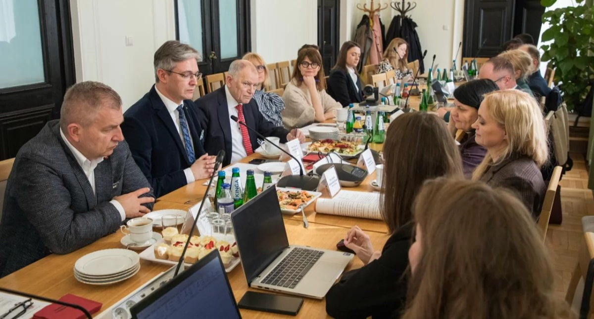 Spotkanie parlamentarzystów esuropejskich z Ministerstwem Zdrowia. Na zdjęciu (w centrum) m.in. Adam Jarubas i Bartosz Arłukowicz (pierwszy od lewej). Foto: SM/MZ