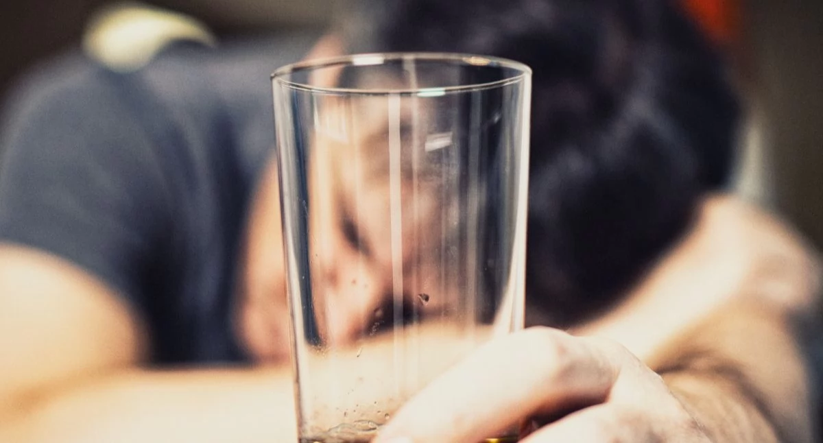 jednorazowe przeciążanie organizmu dużą dawką alkoholu może być szczególnie niebezpieczne. Foto. Canva
