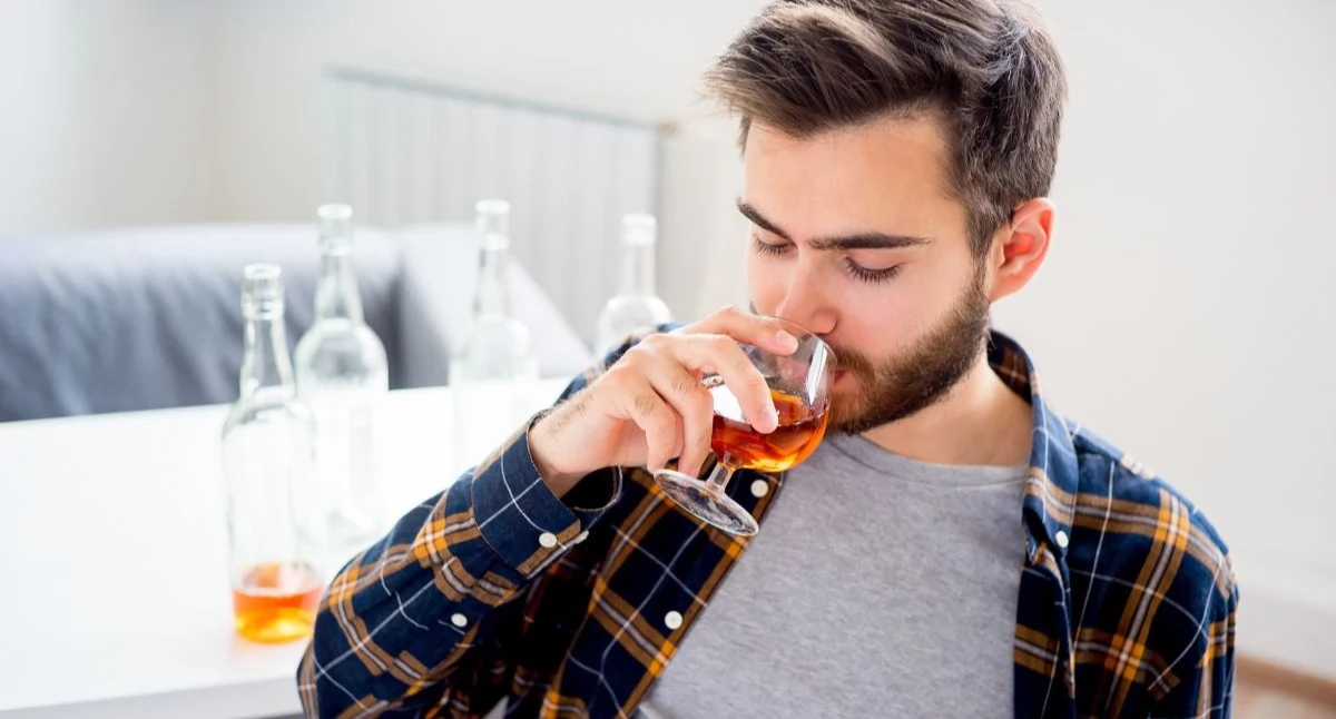 Raporty, analizy, rankingi, Alkohol coraz częściej „wyłącza” Polaków pracy - zdjęcie, fotografia