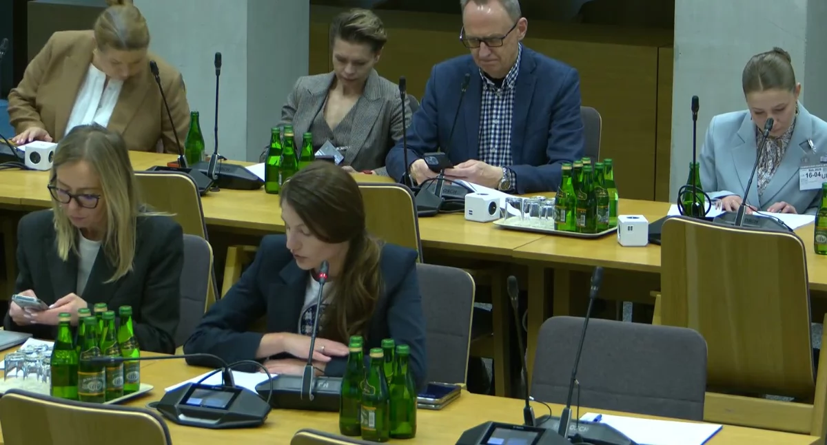 Na zdjęciu (na pierwszym planie, od lewej): dyrektor Iwona Kasprzak z Centrali NFZ; wicedyrektor Martyna Kosmal, MZ. Foto: screen Małgorzata Hnat/PolitykaZdrowotna.com