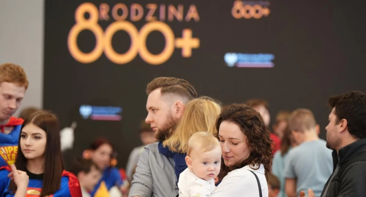 Obecnie rodzice co roku muszą składać wniosek na nowy okres 800 Plus. Foto. gov