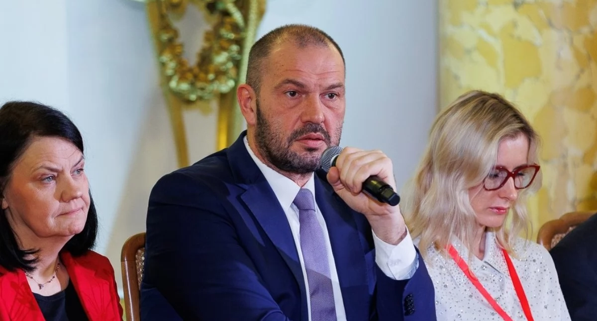 W środku Jakub Szulc. Foto. X