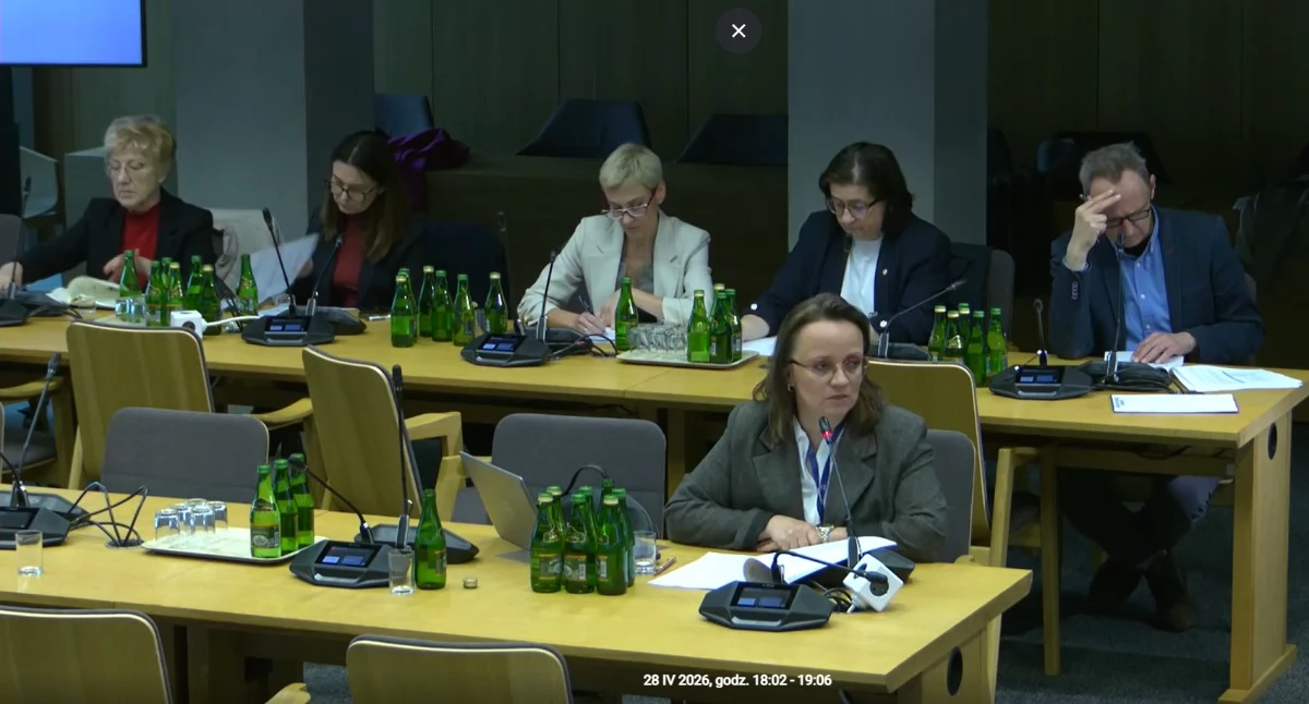 Na zdjęciu: przemawiająca Dominika Janiszewska-Kajka, zastępca dyrektora Departamentu Analiz i Strategii, MZ. Foto: screen Małgorzata Hnat/PolitykaZdrowotna.com 
