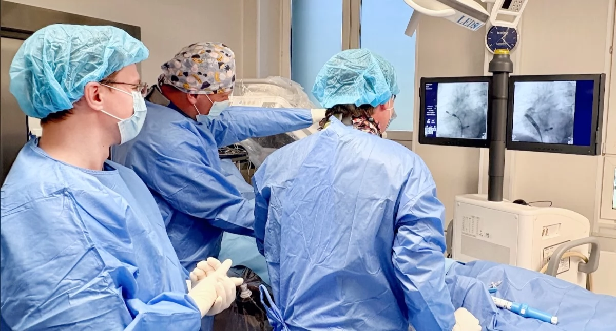 Małoinwazyjny charakter zabiegu sprawia, że pacjenci opuszczają szpital znacznie szybciej. Foto. prof. Andrzej Głowniak