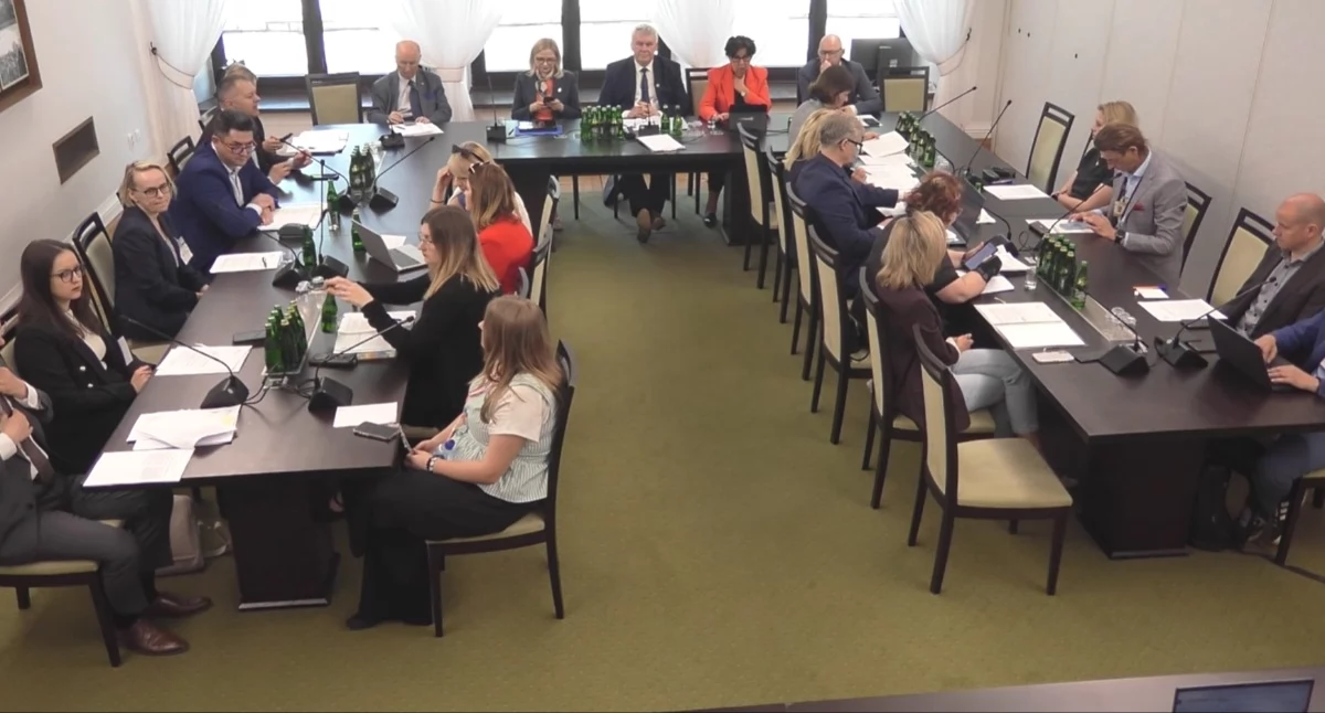 Na zdjęciu: Senat, Komisja Petycji - rozpatrzenie petycji w sprawie podjęcia inicjatywy ustawodawczej dotyczącej zmiany ustawy z dnia 26 października 1982 r. o wychowaniu w trzeźwości i przeciwdziałaniu alkoholizmowi, celem wprowadzenia do ustawy ceny minimalnej za standardową porcję alkoholu. Foto: screen Małgorzata Hnat/PolitykaZdrowotna.com 