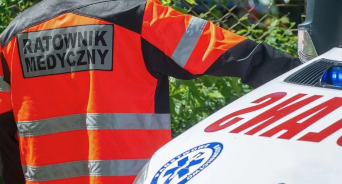Na zdjęciu: ratownik medyczny przy ambulansie