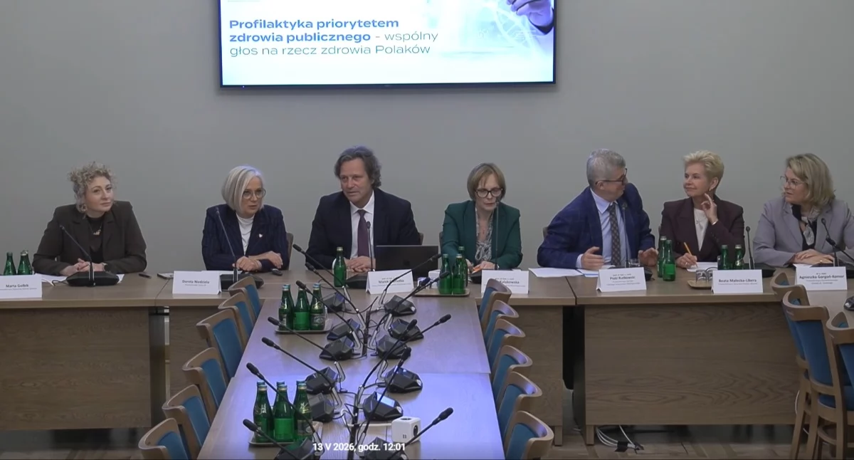 Na zdjęciu (od lewej): przewodnicząca posłanka Marta J. Golbik; wicemarszałek Sejmu Dorota Niedziela; prof. dr hab. n. med. Marek Gierlotka; prof. dr hab. n. med. Alina Kułakowska; prof. dr hab. n. med. Piotr Rutkowski, senator Beata Libera-Małecka i senator Agnieszka Gorgoń-Komor. Foto: screen Małgorzata Hnat/PolitykaZdrowotna.com