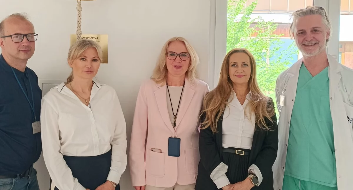 Na zdjęciu (od lewej) szefowie koordynatorzy: Jarosław Dirschke, Hanna Konopka, Magdalena Sakowicz, Agnieszka Gocał i lekarz z NIO, Unit Piersi. Foto: Małgorzata Hnat/PolitykaZdrowotna.com