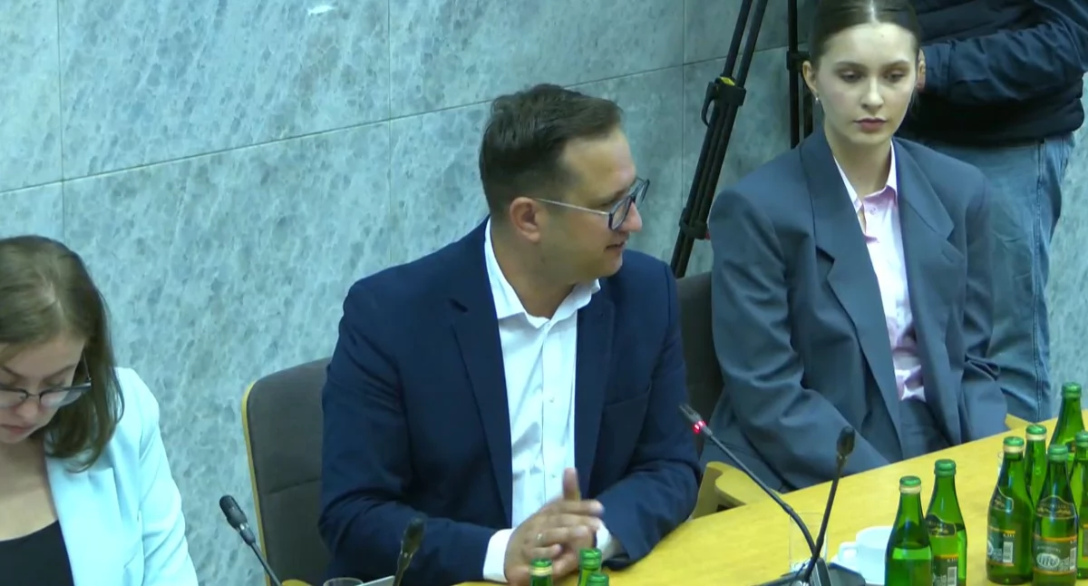 Na zdjęciu: Tomasz Lewandowski, MZ, Katarzyna Bochniak (po prawej). Foto: screen Małgorzata Hnat/PolitykaZdrowotna.com