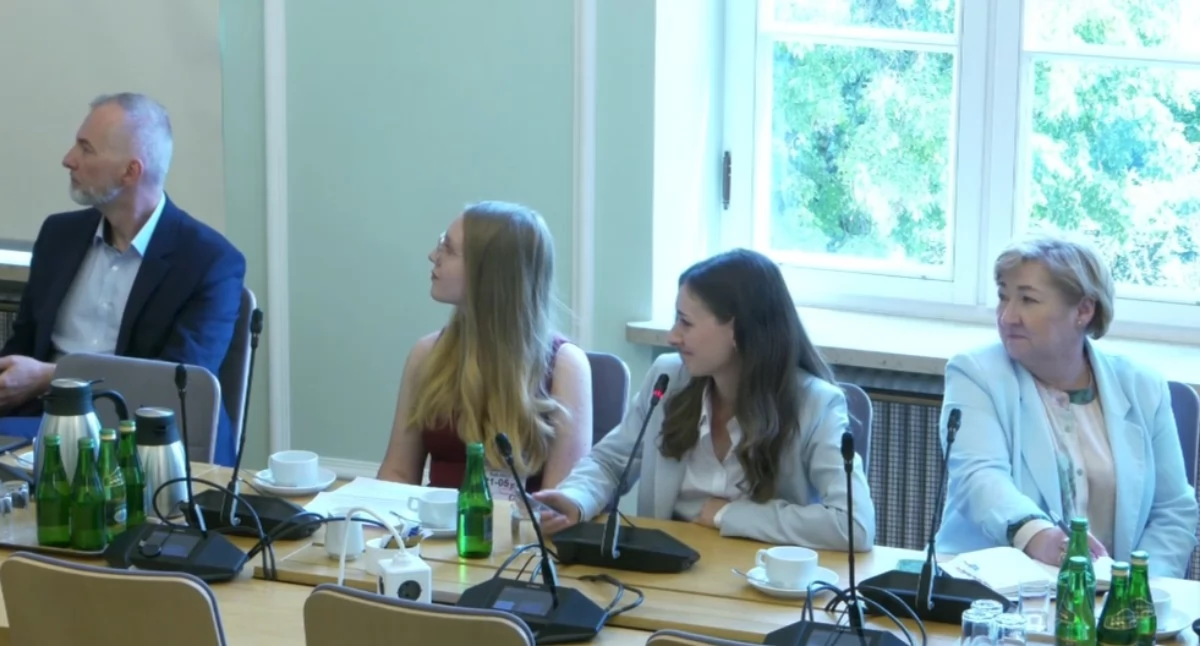 Jej ostatnim marzeniem przed śmiercią było zobaczyć psa -  mówi Małgorzata Brzozowska, dogoterapeutka, studentka WUM, wolontariuszka w Klinice Medycyny Paliatywnej WUM. Foto: Screen Sejm