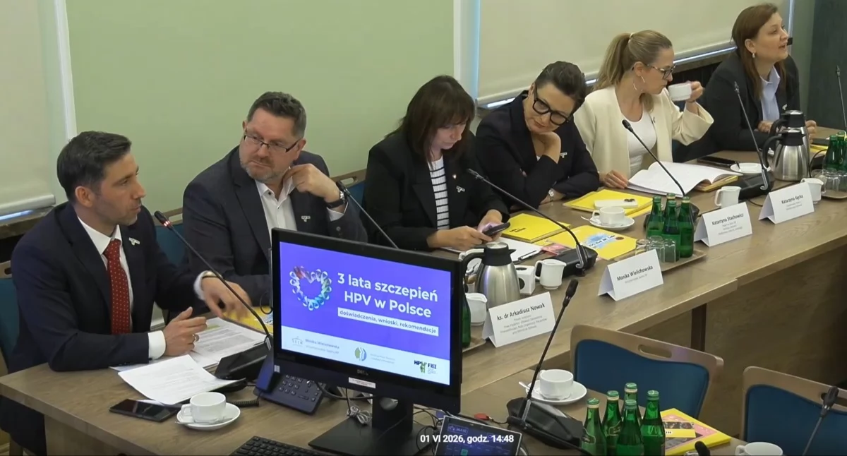 Na zdjęciu, od lewej: Igor Grzesiak, ksiądz A. Nowak, Monika Wielichowska, Katarzyna Stachowicz, Katarzyna Kęcka, Paulina Piechna-Więckiewicz. Foto: screen Małgorzata Hnat/PolitykaZdrowotna.com