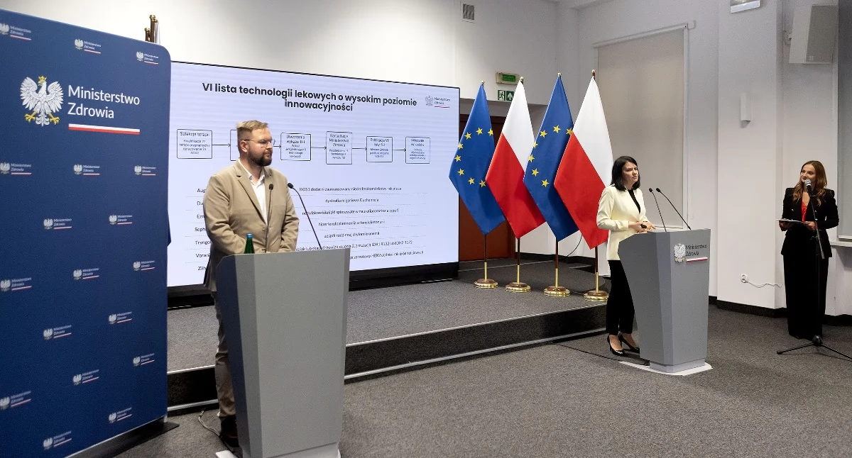 Mateusz Oczkowski, dyrektor Departamentu Polityki Lekowej i Farmacji i wiceminister Katarzyna Kacperczyk. Foto. MZ