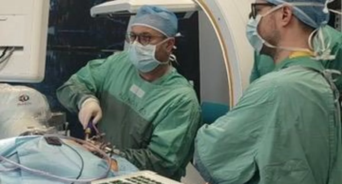 Zespół białostockich neurochirurgów podczas operacji. Foto: Informacja Prasowa 