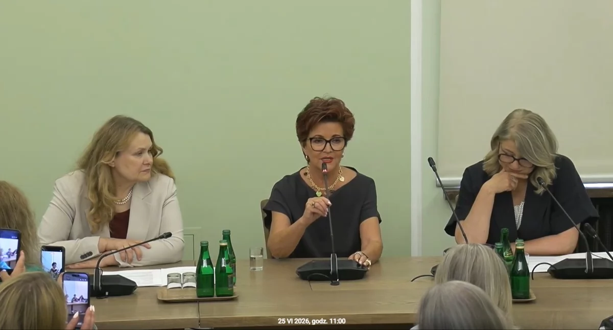Na zdjęciu, od lewej: Katarzyna Piekarska, prezydentowa Jolanta Kwaśniewska, Małgorzata Telmińska. Foto: screen Małgorzata Hnat/PolitykaZdrowotna.com