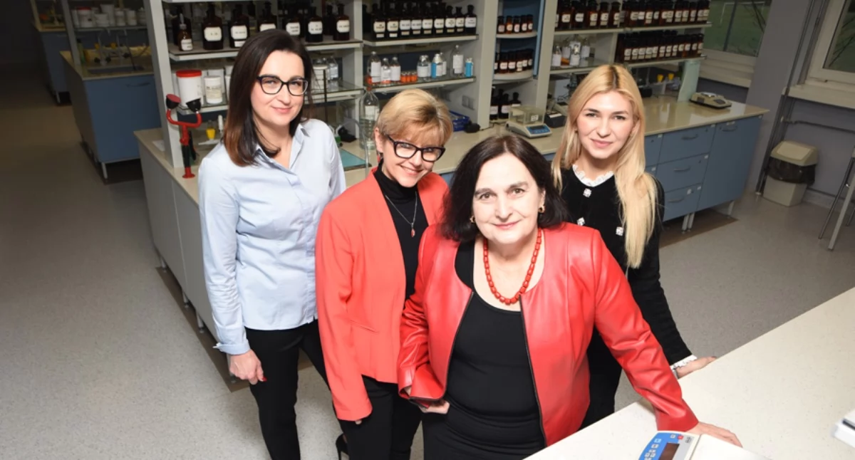 Zespół prowadzący badania. Od lewej: dr hab. Anna Roszkowska, dr hab. Marzena Jamrógiewicz, prof. dr hab. Małgorzata Sznitowska, dr Katarzyna Krzemińska. Fot. GUMed