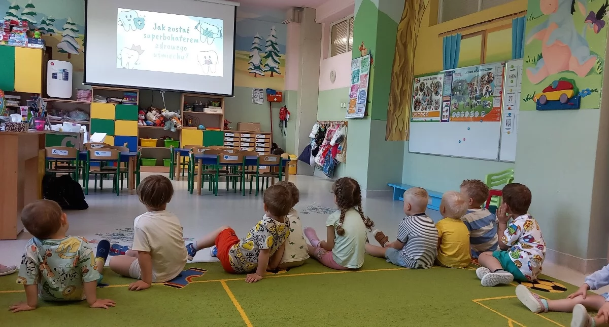 Koalicja na Rzecz Zdrowia Jamy Ustnej podsumowuje pilotaż programu edukacyjnego dla przedszkolaków i uczniów klas I-III. Na zdjęciu lekcje na temat prawidłowej higieny jamy ustnej. Fot. materiały prasowe