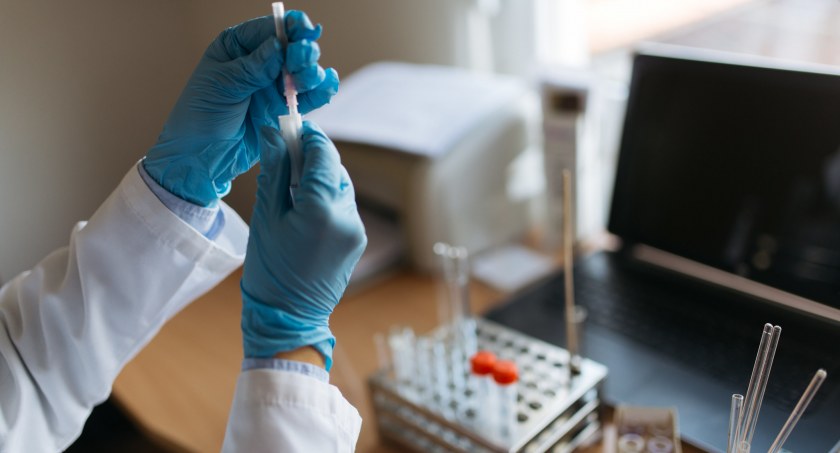 Laboratoryjne badanie szczepionek. CC: Nenad Stojkovic
