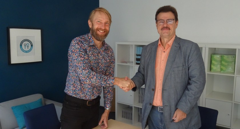 Fot. UOTT UW. Na zdjęciu dr n. med. Kris Siemionow, prezes zarządu Biometryks LLC oraz dr hab. inż. Przemysław Dubel p.o. dyrektora UOTT UW 