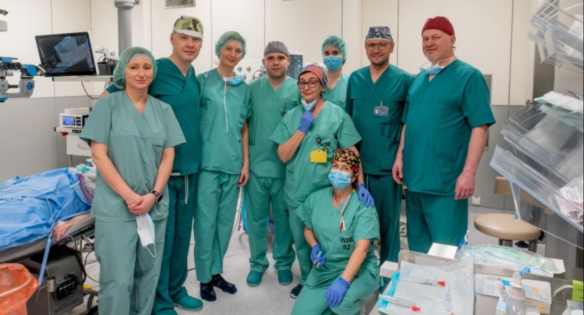 Zespół po zabiegu wszczepieniu aplikatora z Ru-106 na ścianę gałki ocznej u pacjenta z czerniakiem lewej gałki ocznej na sali bloku okulistycznego Kliniki Okulistyki WIM-PIB w Warszawie  (od lewej w drugim rzędzie: płk prof. dr hab. n.med. Marek Rękas-Kierownik Kliniki Okulistyki WIM-PIB, dr n.med. 
