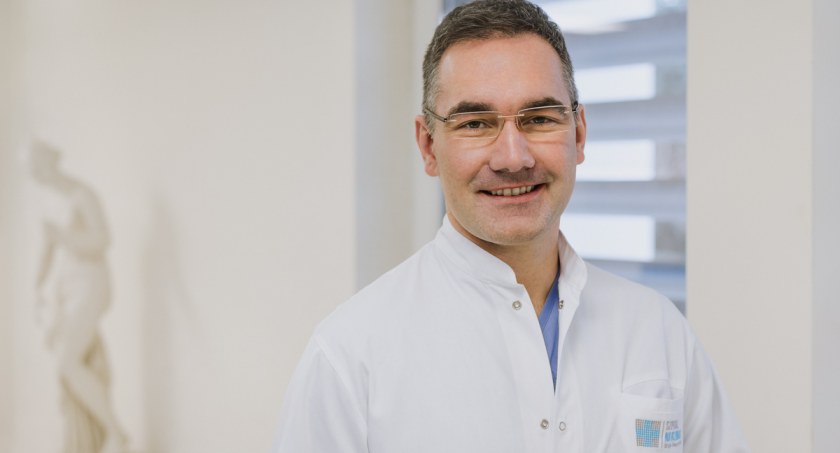 dr n. med. Paweł Wisz, członek zarządu Europejskiego Towarzystwa Urologicznego –Sekcja Robotyczna (ERUS), wiceprzewodniczący Sekcji Robotyki Chirurgicznej przy Polskiej Federacji Szpitali, kierownik Centrum Chirurgii Robotycznej Neo Hospital