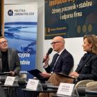  Od lewej: redaktor Robert Feluś, dr Artur Białkowski, dr Małgorzata Gałązka-Sobotka 
