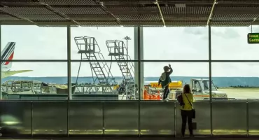 Dziecko w samolocie. Jakie rozwiązania mogą mu pomóc?