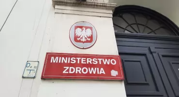 „Więcej leczenia bez hospitalizacji” – MZ podpisuje umowy i przyspiesza odwracanie piramidy świadczeń