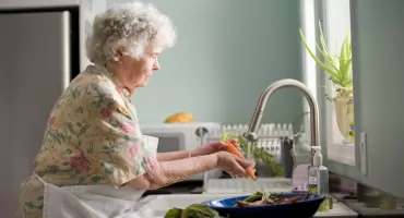 Seniorzy z chorobami otępiennymi zostali sami? RPO apeluje o pilne zmiany w systemie opieki