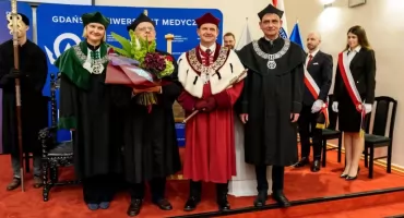 Prof. Piotr Szefer z tytułem Profesora Honorowego GUMed. Uczelnia doceniła dorobek naukowy i dydaktyczny