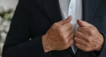 Przełom w badaniach nad Parkinsonem z udziałem Uniwersytetu Jagiellońskiego. Nowa terapia może spowolnić rozwój choroby